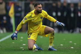 Cổ động viên AC Milan in tiền giả ném Donnarumma