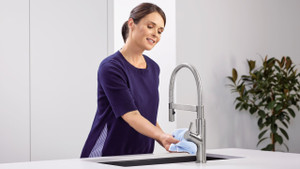 Cách loại bỏ cặn bẩn trên vòi rửa