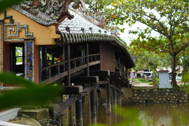 Cận cảnh cầu cổ 250 tuổi có kiến trúc 'thượng gia hạ kiều' độc nhất cố đô Huế