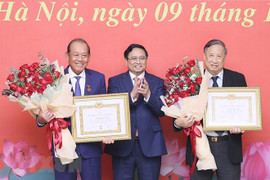 Thủ tướng Phạm Minh Chính trao Huy hiệu Đảng cho hai nguyên Phó Thủ tướng