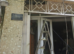 TP.HCM: Thợ thi công khung sắt bị điện phóng ngã xuống đất, bỏng nặng