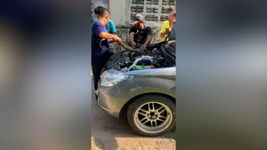 Giải cứu thằn lằn mắc kẹt trong động cơ ô tô