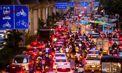 Lô cốt bủa vây tứ phía, bóp nghẹt giao thông khu vực hầm chui lớn nhất Hà Nội