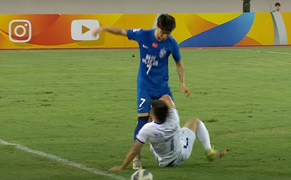 Cận cảnh cầu thủ Trung Quốc sút chảy máu miệng Xuân Mạnh