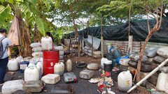 Kinh hãi kho tập kết dầu nhớt lẫn lộn với dầu ăn 