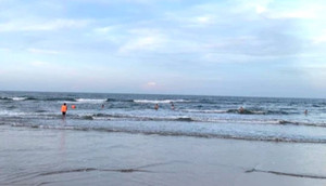 Nhóm học sinh ra biển tắm, 1 nam sinh bị sóng cuốn trôi