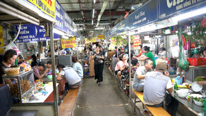 Nhộn nhịp khu chợ trăm tuổi 'dưới lòng đất' ở Hà Nội 