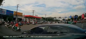 Tạt đầu ô tô đi đúng luật, tài xế nhận 'cái kết đắng'