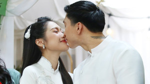 Chú rể Văn Hậu trao nụ hôn ngọt ngào cho Hải My, tay trong tay đưa nàng về dinh