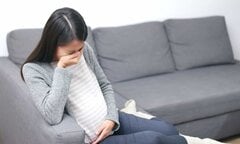 Chồng bắt tôi đi gần 500 cây số về quê ở với mẹ chồng khi sinh con