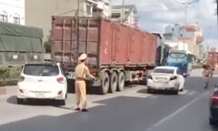 Truy tìm tài xế lùi ô tô bỏ chạy để trốn kiểm tra nồng độ cồn trên Quốc lộ 18