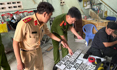 Công an TP.HCM kiểm tra đồng loạt tiệm làm biển số xe, thu nhiều biển số đẹp