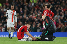 Thắng chật vật đối thủ yếu, Man Utd tổn thất nặng nề