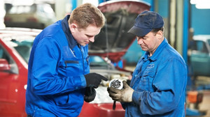 Vì sao giá phụ tùng chính hãng luôn đắt hơn gara ngoài?