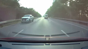 Thót tim cảnh ô tô bán tải thản nhiên chạy ngược chiều trên Đại lộ Thăng Long