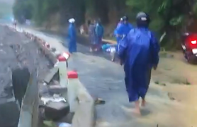 Mưa lớn gây sạt lở đèo La Ngà Đà Nẵng, đất đá tràn lấp đường