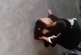 Nữ sinh lớp 7 ở Nghệ An bị bạn đánh đập, lột áo