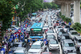 Người Hà Nội chật vật đi làm trong cảnh mưa rét, tắc đường sáng đầu tuần