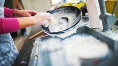 Vì sao không nên rửa chảo dầu mỡ bằng nước nóng?