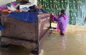 Miền Trung mưa trắng trời, nhiều vùng ngập sâu trong biển nước