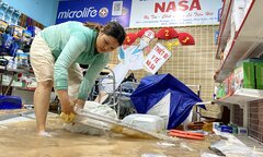 Mưa lớn, nước sông dâng cao, dân vùng 'rốn lũ' Quảng Nam lội nước đi khám bệnh