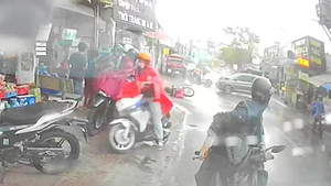 Khoảnh khắc ô tô 7 chỗ gây tai nạn liên hoàn ở Thủ Đức