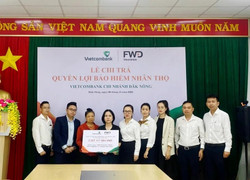 Vietcombank Đăk Nông cùng FWD chi trả quyền lợi bảo hiểm hơn 2 tỷ đồng