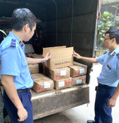 Hà Nội: Phát hiện xe tải chở số lượng lớn thực phẩm nhập lậu