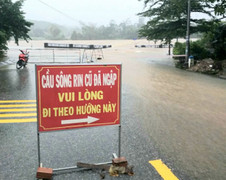 Mưa lớn chia cắt nhiều tuyến đường, 20.000 học sinh miền núi Quảng Ngãi nghỉ học