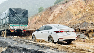 Hàng trăm tấn bùn đất đổ xuống cao tốc La Sơn-Túy Loan