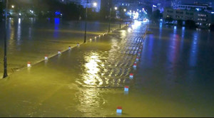 Mưa to khiến nước sông dâng trên báo động 2, gió lớn thổi tốc mái nhà dân ở Huế