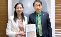 Hoạ sĩ Kim Đức tặng tranh cho Chủ tịch Hiệp hội nghệ thuật quốc tế