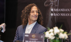 Kenny G tặng kèn saxophone để đấu giá quyên góp cho dự án 'Good Morning Vietnam'