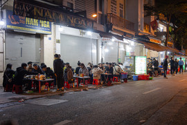 Hà Nội chuyển rét, quán ăn vỉa hè đông nghẹt khách từ sáng sớm đến đêm khuya