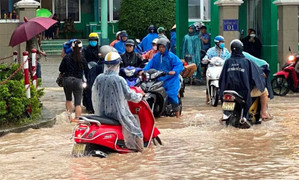 Hôm nay Bắc Bộ trời rét, Trung Bộ tiếp tục mưa xối xả