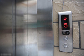 Không chịu đóng tiền lắp thang máy, cụ ông bị cả tòa nhà tẩy chay, cấm sử dụng