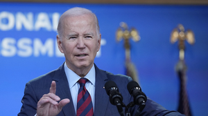 Ông Biden ký dự luật ngân sách không có viện trợ cho Ukraine