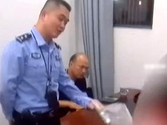 Trộm tiền mẹ để đãi bạn, bé trai bị đưa đến đồn cảnh sát