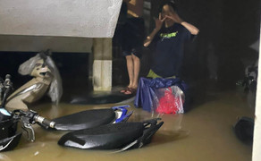 Nước tràn vào phòng trọ, sinh viên ở Huế trắng đêm chạy lụt