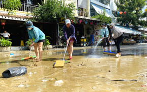 Lũ rút, dân phố cổ Hội An hối hả dọn bùn non để sớm đón du khách