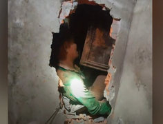 Đục tường giải cứu hai vợ chồng bị sạt lở vùi lấp trong mưa