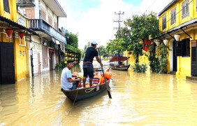Hội An đón đợt lũ lớn nhất từ đầu năm, dân bơi thuyền đi lại trong khu phố cổ