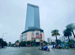 80% tuyến đường TP Huế ngập sâu trong nước, dự báo tiếp tục mưa lớn