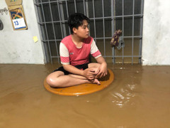 Phú Yên, Khánh Hòa: Người dân chạy lụt trong đêm, giao thông chia cắt