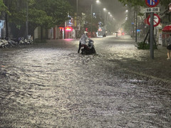 Đường phố biến thành 'sông', dân Huế bì bõm trong 'biển' nước