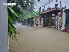 Ô tô, xe máy ngâm trong nước lũ, người dân Huế 'khóc ròng'