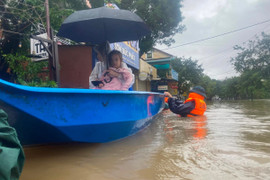 Thủ tướng: Không để người dân miền Trung bị đói, rét, không có chỗ ở do mưa lũ