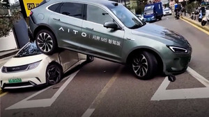 Tài xế nhầm chân ga, ô tô lùi lên nóc xe khác