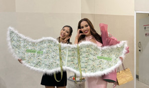 Hoa hậu Lê Hoàng Phương được fan Thái tặng bó hoa và đôi cánh bằng tiền