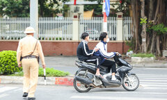 Thấy bóng dáng CSGT, học sinh đầu trần vội vã phóng xe bỏ chạy